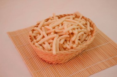 Hasır sepette lezzetli soğan aromalı atıştırmalık