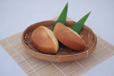 Pukis keki, geleneksel Java usulü yarım ay şeklinde krep.