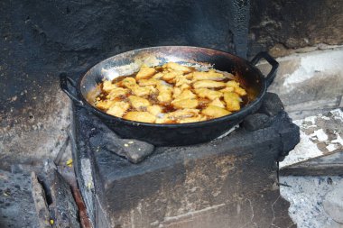 Tavada ateşte kızartılmış tofu. Seçici odak.