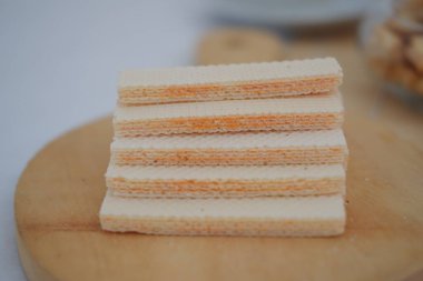 Beyaz arkaplanda tahta tabakta gofret