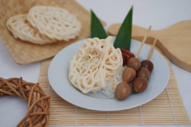 Pirinç şiş bıldırcın yumurtası ve ahşap arka planda kraker. Seçici odak.