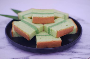 Siyah tabakta pandan keki. Seçici odak.