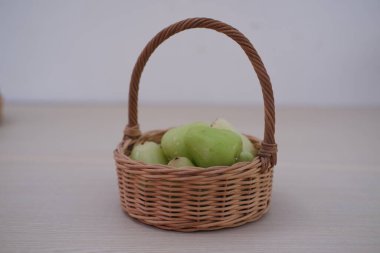 Hint sepetinde dinlenen bir guava.