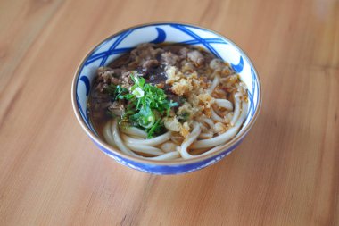 Tahta arka planda kasede sığır etli erişte..