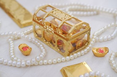 Tahta zemin üzerinde çikolata ve çikolata olan altın kutu. Çin Yeni Yılı