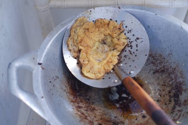 Kızarmış omlet kızartma tavasında, yakın plan.