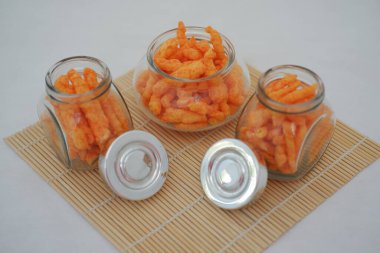 Bambu hasırında gevrek mısır gevreği. Seçici odak