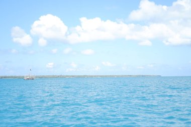 Güzel mavi deniz ve mavi gökyüzü gündüz arkaplanı.