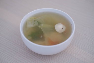 ahşap bir masada çorba bir kase