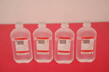 SURABAYA, İNDONEZYA 12 Temmuz 2024 - 4 şişe Sodyum Klorür IV Çözümü