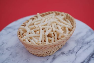 Hasır sepette lezzetli soğan aromalı atıştırmalık