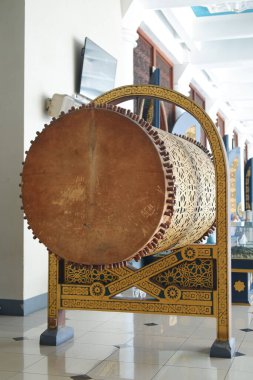 Arkaplan olarak Geleneksel Cami Davulu