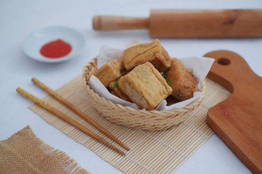 Tahu Bakso, geleneksel Endonezya yemeği tofu ve biftekten yapılır. Tahta sepette servis ediliyor..