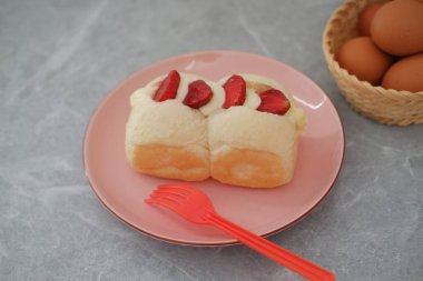 Masada yumurtalı çilekli kek..