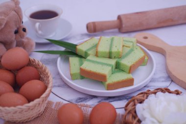 Beyaz tabakta bir fincan çayla pandan keki. güzel dekorasyon