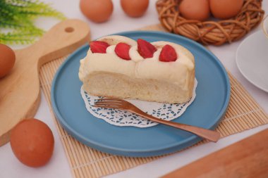 Masada yumurtalı çilekli kek..