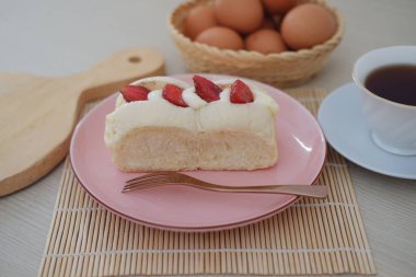 Masada çay olan çilekli kek..