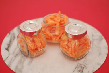 Kavanozda gevrek mısır gevreği. Seçici odak