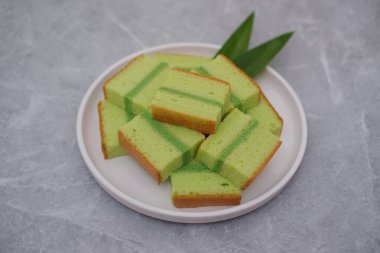 Beyaz tabakta pandan keki. Seçici odak.