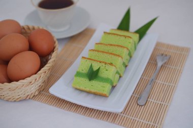 Beyaz tabakta pandan keki. Seçici odak.