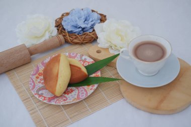 Kue Pukis veya un yumurtasından yapılmış kusmuk keki, maya ve hindistan cevizi sütü..