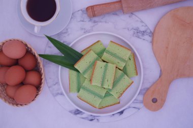 Beyaz tabakta pandan keki. güzel dekorasyon