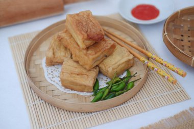 Tahu Bakso, geleneksel Endonezya yemeği tofu ve biftekten yapılır. Tahta tabakta servis edilir..
