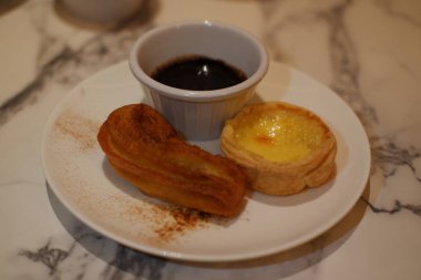 Churros, Custard Tart ve Chocolate Dip 'li Lezzetli Tatlı Üçlüsü.