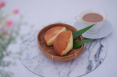 Kue Pukis veya un yumurtasından yapılmış kusmuk keki, maya ve hindistan cevizi sütü..