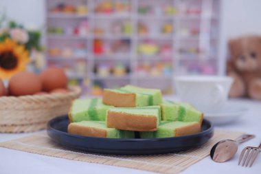 Siyah tabakta pandan keki. seçici odak