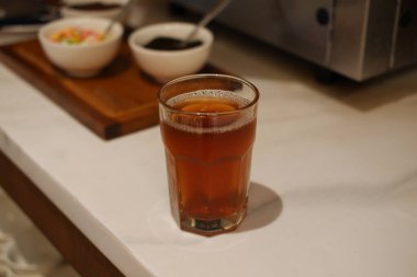 Bardakta sıcak çay. Seçici odak ve alanın sığ derinliği.