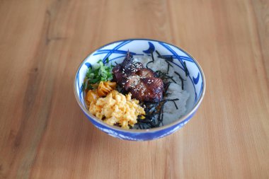  Japon eriştesi ahşap masada.