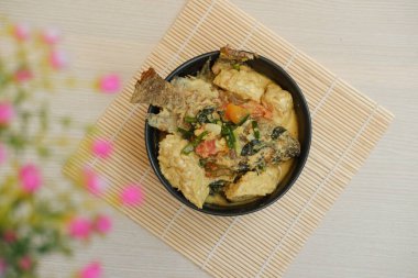 Tahta bir masada körili kızarmış balık..