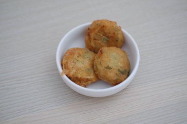 Perkedel kızarmış köftedir, patates ve kıyma ve sebzeden yapılmıştır.