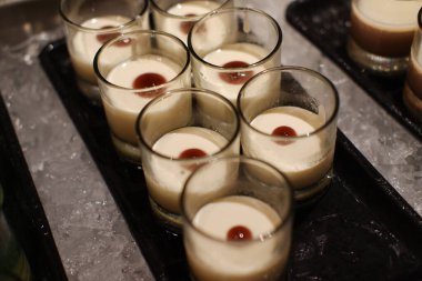 Koyu kırmızı jöleli kremalı panna cotta tatlısı.