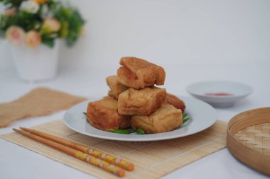 Tahu Bakso, geleneksel Endonezya yemeği tofu ve biftekten yapılır. Beyaz tabakta servis edilir..