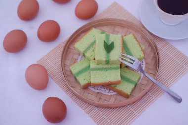 Tahta tabakta pandan keki. Seçici odak.