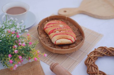 Çilekli ekmek ve beyaz arka planda çikolatalı içecek.