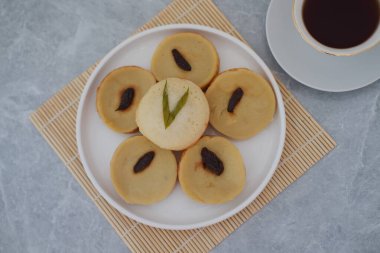 Kue Lumpur ya da Mud Cake, patates, un, yumurta ve hindistan cevizi sütü ile servis edilen geleneksel Endonezya pastası. güzel dekorasyon