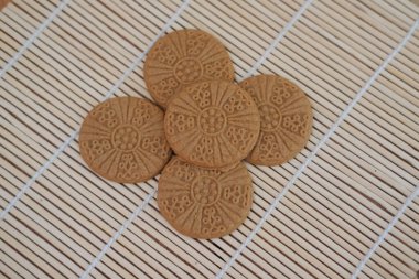 Bambu hasırında kurabiyeler, sığ alan derinliği.