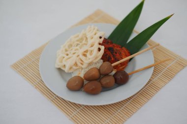 Pirinç şiş bıldırcın yumurtası ve ahşap arka planda kraker. Seçici odak.