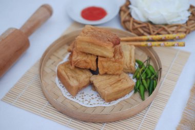 Tahu Bakso, geleneksel Endonezya yemeği tofu ve biftekten yapılır. Tabakta servis edilir..