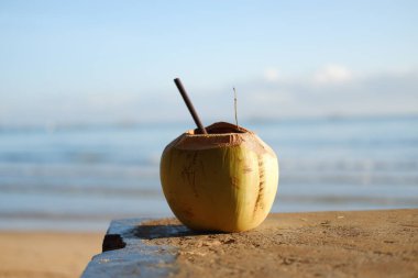 Kumsalda hindistan cevizi. Seçici odak