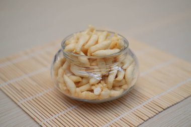 Telur Gabus, tahta masadaki kavanoza yapışır.