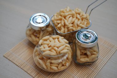 Telur Gabus, tahta masadaki kavanoza yapışır.