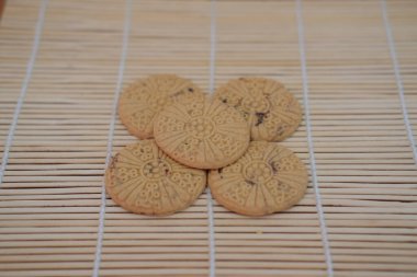 Bambu hasırında kurabiyeler, sığ alan derinliği.