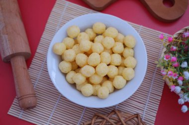 Chiki topları. Lezzetli tavuk suyu aromalı aperatif