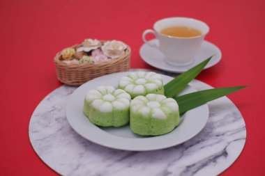 Kue Putu Ayu yumuşak bir dokusu olan geleneksel ıslak keklerden biridir.. 
