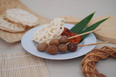 Pirinç şiş bıldırcın yumurtası ve ahşap arka planda kraker. Seçici odak.