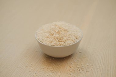 Ahşap arka planda bir kasede pirinç. Kapat..